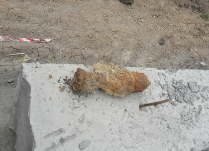 На трамвайной остановке на Клочковской дорожные рабочие выкопали минометную мину
