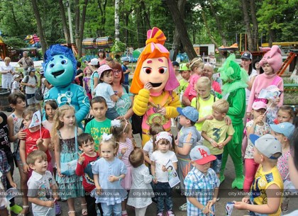 Детям участников АТО и переселенцев подарили праздник в парке Машиностроителей
