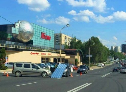 ДТП на Клочковской: автомобиль повредил собственный груз