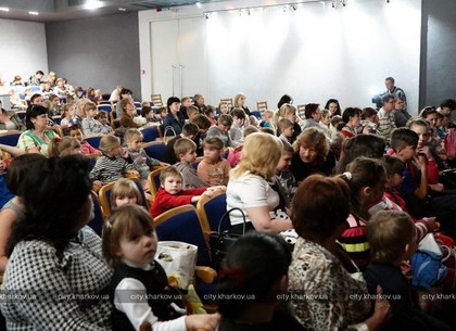 В Харькове для детей организовали бесплатный поход в кукольный театр (ФОТО)