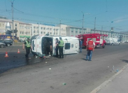 На Московском проспекте не пропустили «скорую»: в перевернутой машине пострадали четверо взрослых и трехлетний ребенок (ФОТО)