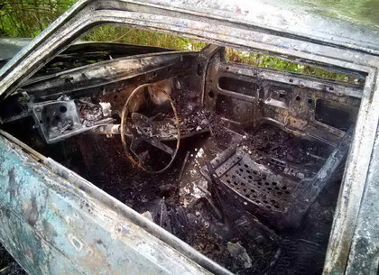 Под Харьковом во время движения загорелся автомобиль: есть пострадавшие (ФОТО)