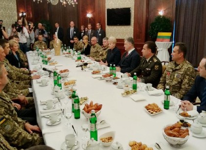 Президенты Украины и Литвы встретились с бойцами АТО