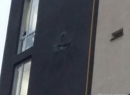 На Павловом Поле из гранатомета неизвестные обстреляли здание (ФОТО)