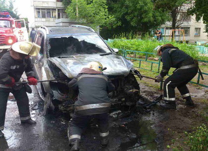 Утром на поселке Жуковского загорелся автомобиль: возле машины видели неизвестного (ВИДЕО)