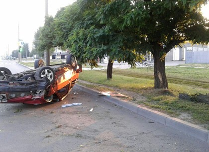 На Салтовке водитель врезался в дерево, перевернулся, бросил машину и сбежал