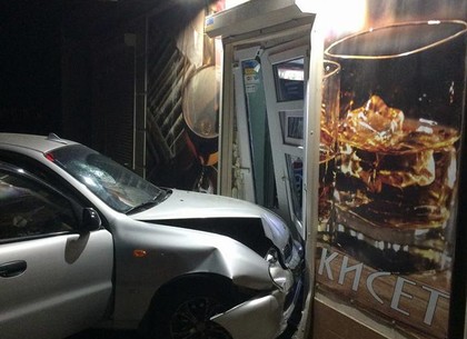 Ночью на ХТЗ пьяный водитель врезался в торговый киоск