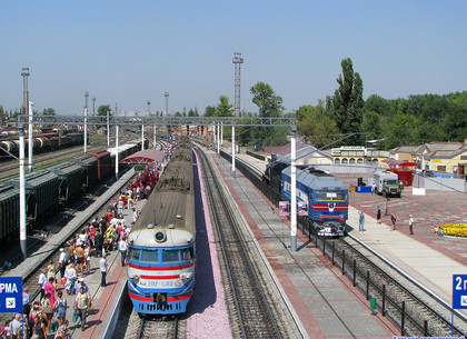 Харьковчанин попал под пассажирский поезд и умер в больнице