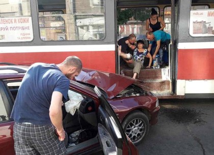 На остановке в трамвай влетела легковушка: есть пострадавшие (Обновлено, ФОТО)