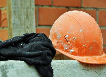 На стройке в Харькове рабочий упал с высоты третьего этажа