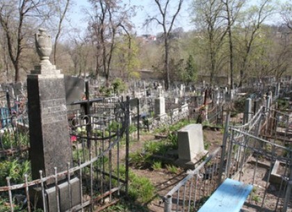 Под Харьковом на кладбищенской ограде погибла женщина