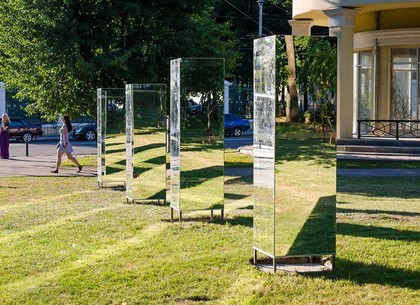 Зеркальные лабиринты и гигантская клумба - новые места для селфи в центре Харькова