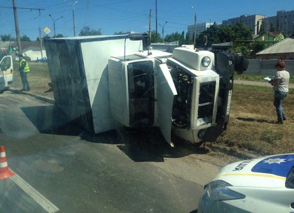 ДТП с переворотом: на Салтовке у грузовика отказали тормоза (ФОТО)