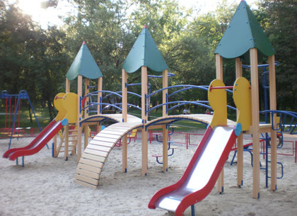 В Краснограде прокуратура нашла опасные детские площадки