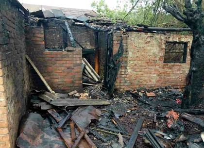Крупный пожар под Харьковом: жгли траву, сгорели два частных домовладения