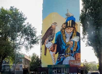 Харьковский художник нарисовал беркутчи на десятиэтажном доме в Алматы