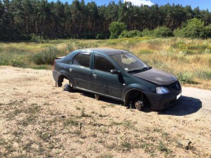Под Харьковом нашли угнанный и ограбленный Renault Logan (ФОТО)