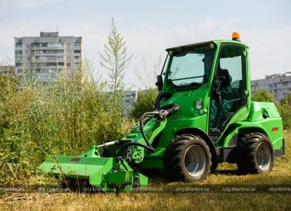 «Харьковзеленстрой» меняет газонокосильщиков на машины (ФОТО)