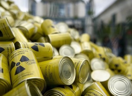 Порошенко подписал закон о финансировании обращения с ядерными отходами