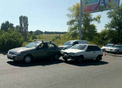На выезде из Харькова Chevrolet зацепил ВАЗ (ФОТО)