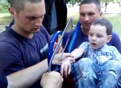 Харьковские спасатели освободили ребенка, застрявшего в качели (ВИДЕО)