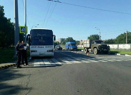 В Харькове столкнулись автобус и элитная иномарка