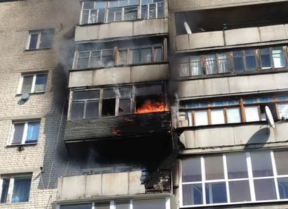 Во время пожара в девятиэтажке спасатели эвакуировали 30 жильцов (ФОТО)