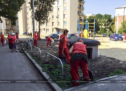 В Харькове благоустраивают дворы (ФОТО)