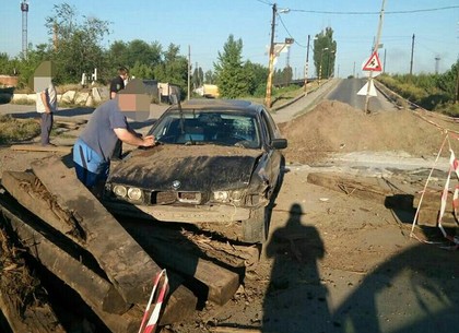 В Харькове мужчина не заметил ремонтные работы и врезался в шпалы
