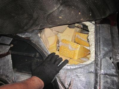 В тайнике выезжающего в Россию автомобиля нашли центнер сыра