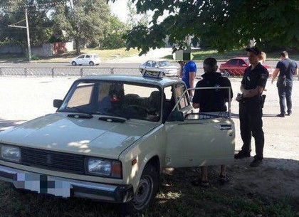 Харьковские копы задержали мужчину с крадеными аккумуляторами (ФОТО)