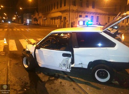 ДТП в центре: водитель ВАЗ не пропустил BMW и попал в больницу (ФОТО)
