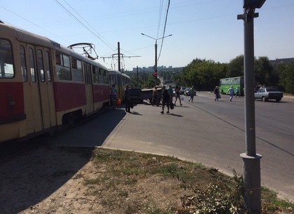 На Салтовке ВАЗ врезался в переполненный трамвай