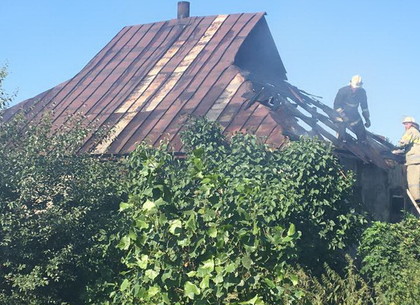 Пожарные вынесли из горящего дома двух человек