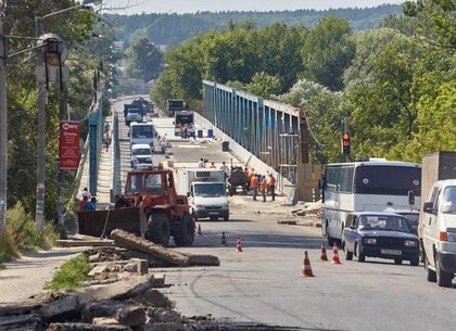 Строительство моста в Изюме вышло на завершающий этап (ФОТО)