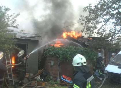 Масштабный пожар в Харькове тушили 40 спасателей (ФОТО)