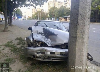 ДТП в Харькове: пьяный водитель влетел в столб (ФОТО)