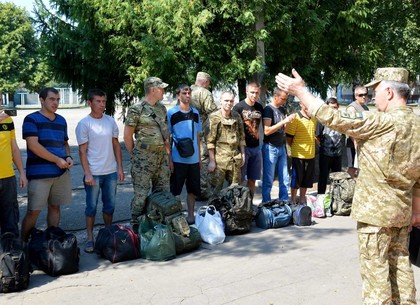 Около 300 жителей Харьковщины отправились на военно-учебные сборы