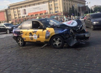 Возле площади Свободы такси попало в ДТП (ФОТО)