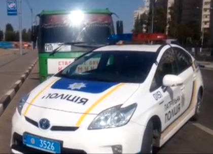 Пьяный водитель взял в автопарке маршрутку и стал развозить пассажиров на Алексеевке (ВИДЕО)