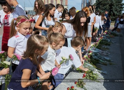 У памятника Воину-Освободителю прошло возложение цветов и концерт (ФОТО)