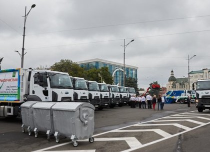 Мусоровозы будущего презентовали на центральной площади Харькова (ФОТО)