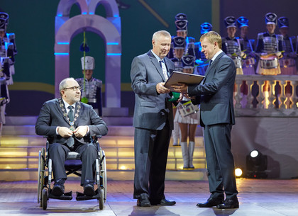Геннадий Кернес и Виталий Хомутынник вручили знаки отличия харьковчанам, получившим звание «Почетный гражданин города Харькова»