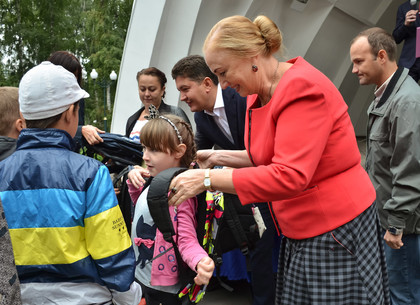 Харьковским детям льготных категорий подарили школьные портфели