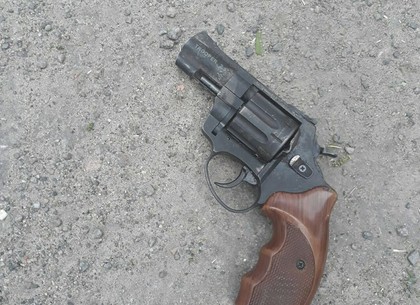 Неадекватного парня с пистолетом задержали возле парка Машиностроителей