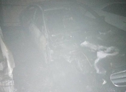 Ночью в центре Харькова вспыхнули 4 автомобиля