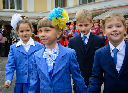 Известные хоккеисты поздравили школьников Донбасса с Днем знаний