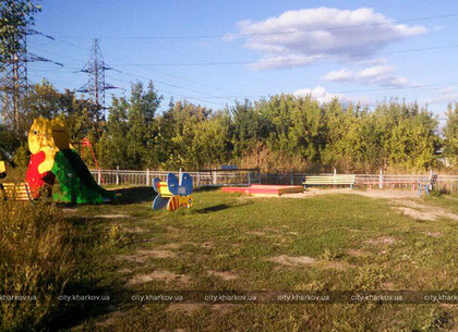 Администрация Киевского района просит полицию навести порядок на проблемной детской площадке (ФОТО)