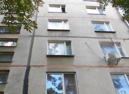 На Салтовке 11-летняя девочка выпала из окна