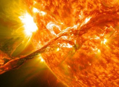 Зафиксирована новая мощная вспышка на Солнце: таблица магнитной бури